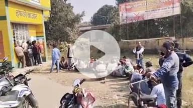 फर्रुखाबाद: सातनपुर मंडी गेट के पास खाद के लिए इफको सेंटर पर किसानों की लंबी लाइन, आधार कार्ड और खतौनी के अनुसार दी जा रही खाद