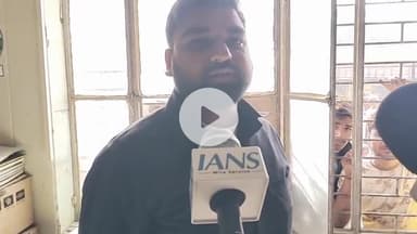 फर्रुखाबाद: इफको केंद्र सातनपुर मंडी के प्रभारी धीरज कुशवाहा ने बताया कि केंद्र समय से खुलता है और सभी को खाद बांटी जा रही है