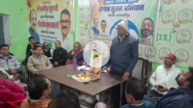 शाहजहांपुर: कांग्रेसियों ने सोनिया गांधी का जन्मदिन मनाया, पार्टी कार्यालय में काटा गया केक