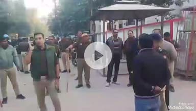 मिर्ज़ापुर: गणेशगंज में युवती को घर में घुसकर ब्लेड से गला काटने के मुख्य आरोपी का शव मिलने के बाद, मृतक के घर के पास पुलिस बल तैनात