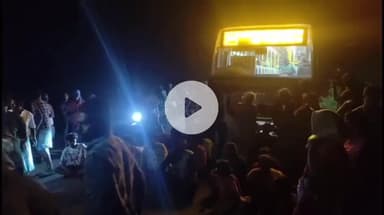 ஆர்.கே. பேட்டை: பொந்தலகண்டிகையில் ஓடும் பேருந்தில் கல்லூரி மாணவர்களுக்கு அரிவாள் வெட்டு கிராம மக்கள்  சாலை மறியல்