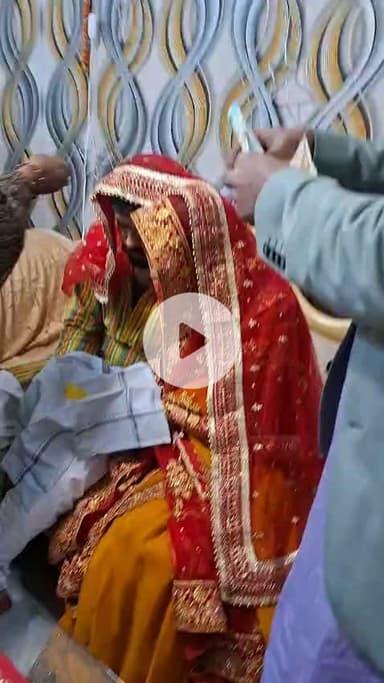 हमारे पुत्र सत्यम आर्य के शादी के उपरांत वर बधू को आशीर्वाद देते किन्नर बहने: रांची आवास