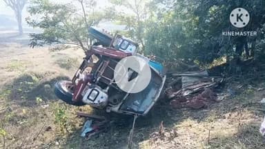 घाघरा: देवाकी बाबाधाम पुल के पास बॉक्साइट ट्रक ने बिजली के खंभे को टक्कर मारी, ट्रक पलटा, बिजली आपूर्ति बाधित