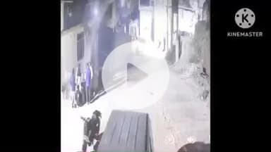 हमीरपुर: कजियाना मोहल्ला में महिला से बदसलूकी करने वाले युवक को परिजनों ने पीटा, सीसीटीवी कैमरे में कैद हुई तस्वीर