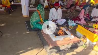 दतिया नगर: गुरैया के पहाड़ स्थित श्री सिद्धबाबा आश्रम में श्रीराम कथा के अंतिम दिन 21 कुंडीय महायज्ञ में श्रद्धालुओं ने दी आहुति