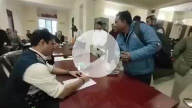 दतिया नगर: कलेक्ट्रेट कार्यालय में जन सुनवाई, कलेक्टर ने सुनीं आमजनों की समस्याएं और दिए निराकरण के निर्देश