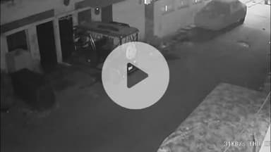 लाडपुरा: गुमानपुरा थाना क्षेत्र के छावनी रामचंद्रपुरा में घर के बाहर खड़ी कार के शीशे फोड़ने का सीसीटीवी फुटेज आया सामने