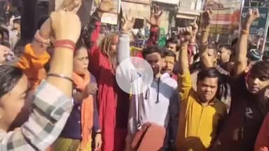 मथुरा: मथुरा में बाबरी मस्जिद के विरोध में अखिल भारतीय हिंदू महासभा ने होली गेट पर किया प्रदर्शन