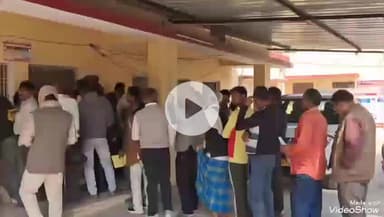 मिर्ज़ापुर: ओटीएस योजना का लाभ लेने के लिए बिजली विभाग कार्यालय फतहा में उपभोक्ताओं की लंबी लाइन लगी