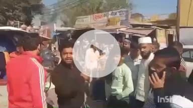 हाथरस: सदर के मोहल्ला नवीपुर चौराहे के पास तेज गति से चल रहा ई-रिक्शा अनियंत्रित होकर पलटा, बुजुर्ग व्यक्ति हुए घायल