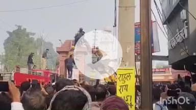 बहराइच: घंटाघर चौक पर युवक ने किया हंगामा, तोड़े कैमरे और एक व्यक्ति को दिया धक्का, फायर ब्रिगेड ने उतारा