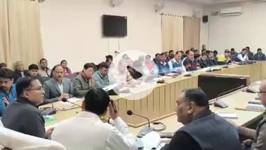 शाहजहांपुर: जिलाधिकारी ने कलेक्ट्रेट में विशेष प्रगाढ़ पुनरीक्षण के संबंध में अधिकारियों के साथ बैठक की