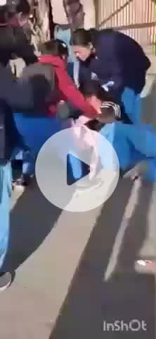 हाथरस: बागला इंटर कॉलेज के बाहर छात्राओं के बीच हुई मारपीट, चुटिया पकड़कर जमीन पर गिराकर एक-दूसरे ने पिटा, वीडियो वायरल