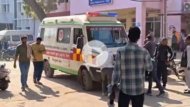 मथुरा: मथुरा के जिला अस्पताल के बाहर एंबुलेंस को धक्का लगाते लोगों का वीडियो वायरल, स्वास्थ्य सेवाओं पर फिर उठे सवाल