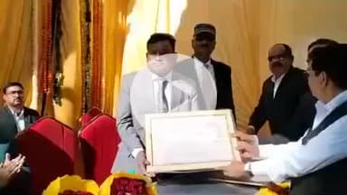 हाथरस: किला स्थित दाऊजी महाराज मंदिर में जनपद न्यायाधीश ने जिला बार एसोसिएशन के अध्यक्ष व अन्य को दिलाई शपथ