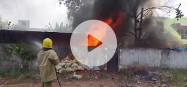 விருத்தாசலம்: விருத்தாசலத்தில் அகல் விளக்கு கம்பெனி தீப்பற்றி எரிந்ததால் பரபரப்பு