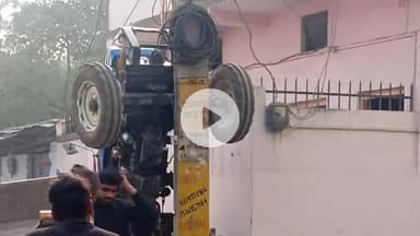पटना ग्रामीण: मेहंदीगंज में बिजली के खंभे पर चढ़ा ट्रैक्टर, चालक सुरक्षित