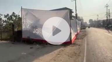 बदायूं: डिप्टी सीएम के आगमन के दौरान इंदिराचौक और सुनीति पेट्रोल पंप के बीच गरीबों की झोपड़ियों को टेंट के पर्दे से ढकवाया गया