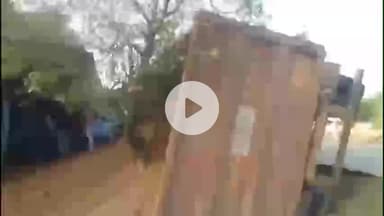 नवाबगंज: बाराबंकी में ओवरलोड ट्रक पलटा, मोटरसाइकिल दबी: ग्वारी रोड पर हुआ हादसा, सड़क धंसने से बची जनहानि