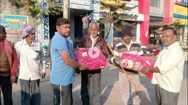 गिरिडीह: अंतर्राष्ट्रीय मानव अधिकार दिवस पर गांधी चौक में फुटपाथ दुकानदार विक्रेता संघ ने किया कंबल वितरण