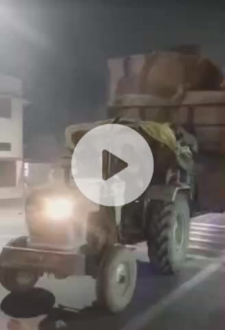 नवाबगंज: सिविल लाइन चौकी के पास हड़कंप, ट्रॉली से गिरा भारी पुआल, बड़ी दुर्घटना टली