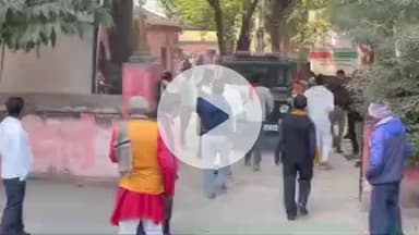 करछना: करछना सामुदायिक स्वास्थ्य केंद्र में गर्भवती महिला के साथ मारपीट करने वाले 2 आरोपियों को पुलिस ने पकड़कर थाने ले गई