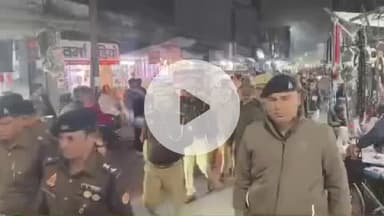 हाथरस: सदर कोतवाली क्षेत्र के मुख्य बाजारों व मिश्रित आबादी वाले क्षेत्र में पुलिस अधीक्षक ने किया पैदल गश्त