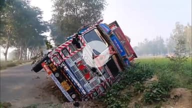 नवाबगंज: जैदपुर के हिन्दू मुस्लिम एकता द्वार के निकट जैदपुर सफदरगंज मार्ग पर धान से लदा ट्रक अनियंत्रित होकर पलटा