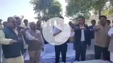 दतिया नगर: कलेक्टर ने सोनागिर में जनप्रतिनिधियों और ग्रामीणों को स्वच्छता की शपथ दिलाई