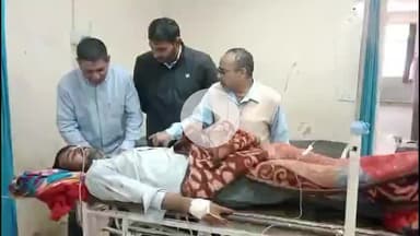 चूरू: दो ट्रक की भिड़ंत में घायल 35 वर्षीय ट्रक ड्राइवर को चूरू अस्पताल लाया गया, ट्रक में आर्मी का सामान था