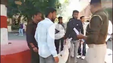 लाडपुरा: लाल मुंह के बंदर के घायल होने पर वन विभाग ने रखने से मना किया, बजरंग दल के कार्यकर्ता कलेक्ट्रेट पहुंचे और धरने पर बैठे