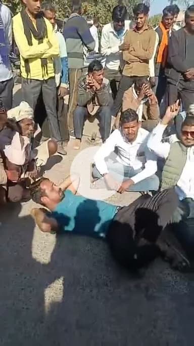 आगे भी यह #रोटी मिलती रहे इसलिए किसान खाद मांग रहा 
खरगापुर चक्का जाम 09/12/25 को भी 
जय जवान जय किसान,, किसान मज़दूर एकता जिन्दाबाद 
ओबीसी महासभा जिंदाबाद 
माननीय Collector Tikamgarh Dr Mohan Yadav C