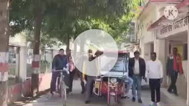 हमीरपुर: मौदहा सचिव साइकिल और ई-रिक्शा से पहुंचे ब्लॉक, सांकेतिक सत्याग्रह में लिया हिस्सा