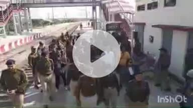 हल्द्वानी: हल्द्वानी रेलवे स्टेशन में एसएसपी मंजुनाथ टीसी ने जीआरपी और आरपीएफ के अधिकारियों के साथ सुरक्षा व्यवस्था का लिया जायजा