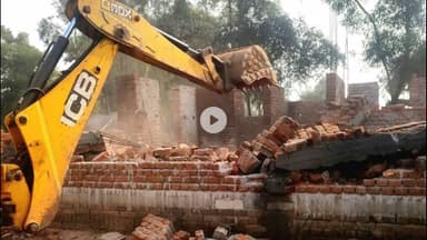 गिरिडीह: बंशीडीह सुरक्षित वन में वन विभाग ने अवैध निर्माण ध्वस्त कर अतिक्रमण हटाया