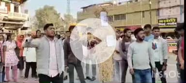 गढ़वा: झारखंड छात्र मोर्चा, ने श्री सद्गुरु जगजीत सिंह नामधारी महाविद्यालय,में अव्यवस्था के खिलाफ किया पुतला दहन।