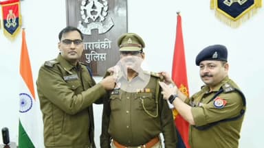 नवाबगंज: बाराबंकी में एसपी ने रेडियो शाखा में नियुक्त एसआई को रेडियो निरीक्षक के पद पर पदोन्नति पर स्टार लगाकर दी शुभकामनाएं