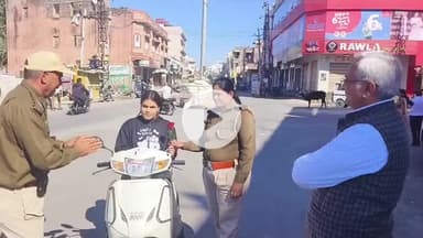 राजसमंद: राजसमंद में अनोखी पहल: सीट बेल्ट न लगाने वालों को गुलाब और चॉकलेट देकर समझाए यातायात नियम