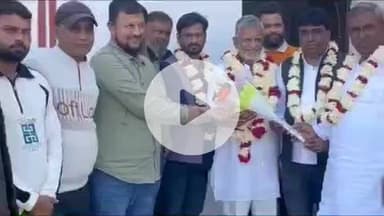 लाडपुरा: कांग्रेस अल्पसंख्यक जिला अध्यक्ष जुबेर और देहात जिलाध्यक्ष असरार पूर्व प्रधान गुड्डू का आशीर्वाद लेने उनके आवास पहुँचे