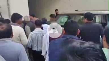 इटावा: सदर इलाके के चौगुर्जी आवास पर सपा महासचिव शिवपाल सिंह यादव ने जनता और कार्यकर्ताओं की समस्याएं सुनीं