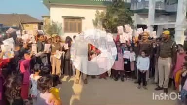 नानपारा: सुजौली में मिशन शक्ति टीम ने महिलाओं को अपराधों के प्रति सचेत कर किया जागरूक