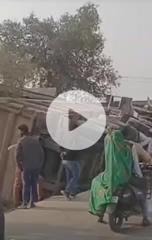 नवाबगंज: देवा-ग्वारी रोड पर मौरंग से लदा ट्रक पलटा, पुलिया धंसने के कारण हुआ हादसा