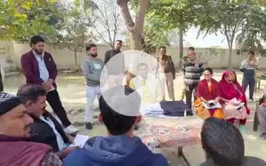 करछना: फतेहपुर गांव स्थित प्राथमिक विद्यालय में चल रहे मतदाता पुनरीक्षण अभियान का करछना विधायक ने किया निरीक्षण