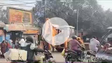 गोपालगंज: आंबेडकर चौक से कॉलेज रोड तक नगर परिषद ने जेसीबी से अतिक्रमण हटाया