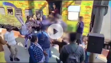 इटावा: इटावा रेलवे स्टेशन जंक्शन पर हुई मारपीट का वीडियो सोशल मीडिया पर वायरल, पुलिस जांच पड़ताल में जुटी है