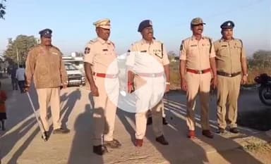 హవేలీ ఘన్​పూర్: మొదటి విడత ఎన్నికల పోలింగ్ కేంద్రాన్ని పరిశీలించిన జిల్లా అదనపు ఎస్పీ మహేందర్