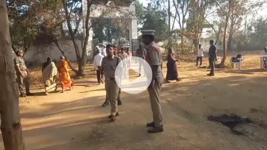 హత్నూర: హత్నూర మండలంలో పలు పోలింగ్ కేంద్రాలను పరిశీలించిన ఎస్పీ పారితోష్ పంకజ్