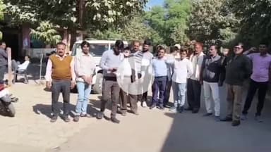 बीना: माल्थोन क्षेत्र में घटना के विरोध में रजक समाज का तहसील परिसर में प्रदर्शन, दोषियों पर कार्रवाई की मांग