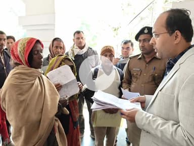 गया टाउन सीडी ब्लॉक: जिले भर से जनता दरबार में 100 से अधिक पीड़ित पहुंचे, डीएम ने एक-एक कर सबकी गुहार सुनी