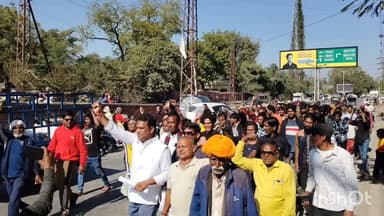 भीलवाड़ा: इंदिरा मार्केट में साप्ताहिक हाट यथावत रखने की मांग को लेकर पुराने कपड़े बेचने वालों ने कलेक्ट्रेट पर किया प्रदर्शन